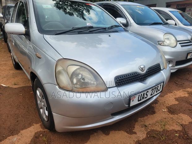 Toyota Vitz 2000 Silver