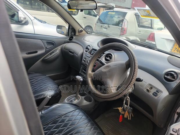 Toyota Vitz 2000 Silver