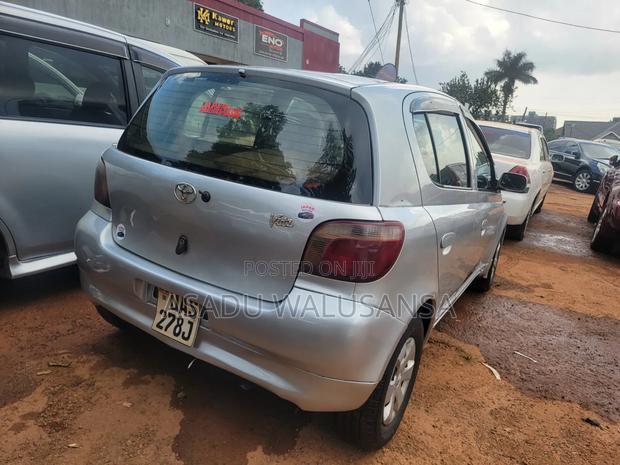 Toyota Vitz 2000 Silver