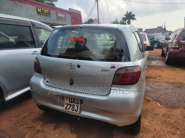 Toyota Vitz 2000 Silver
