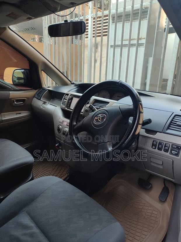 Toyota Noah 2004 Gray