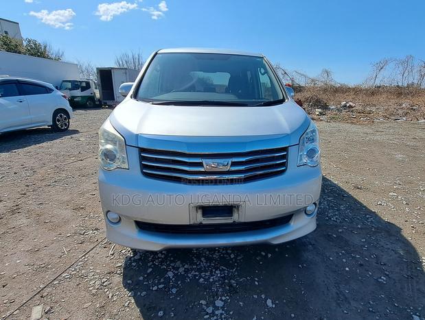Toyota Noah 2.0 143hp YY FWD (5 Seater) 2011 Silver