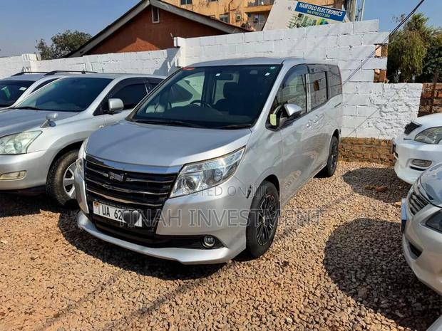 Toyota Noah 2018 Silver