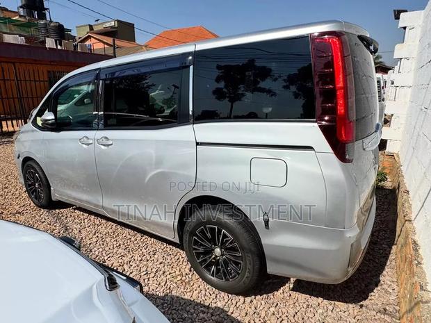 Toyota Noah 2018 Silver