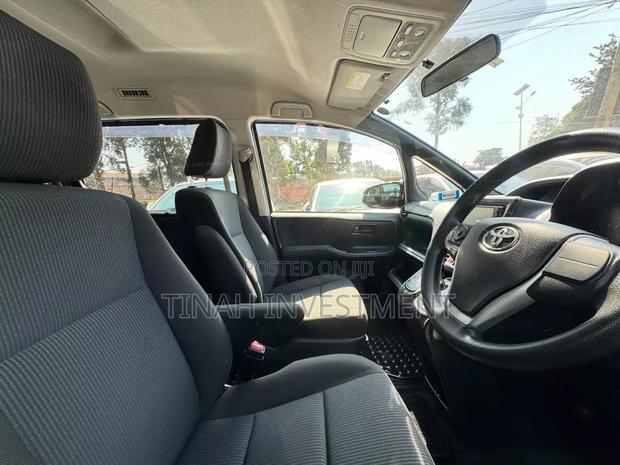 Toyota Noah 2018 Silver