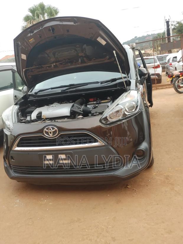 Toyota Sienta 2017 Brown