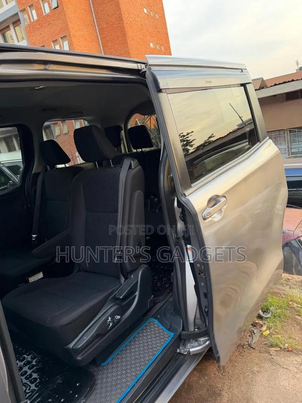 Toyota Noah 2017 Brown