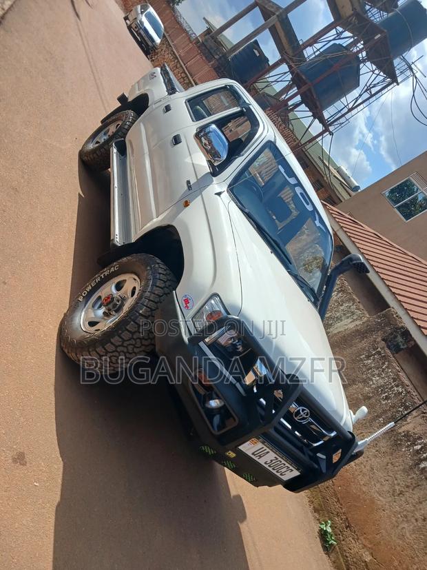 Toyota Hilux 2004 White