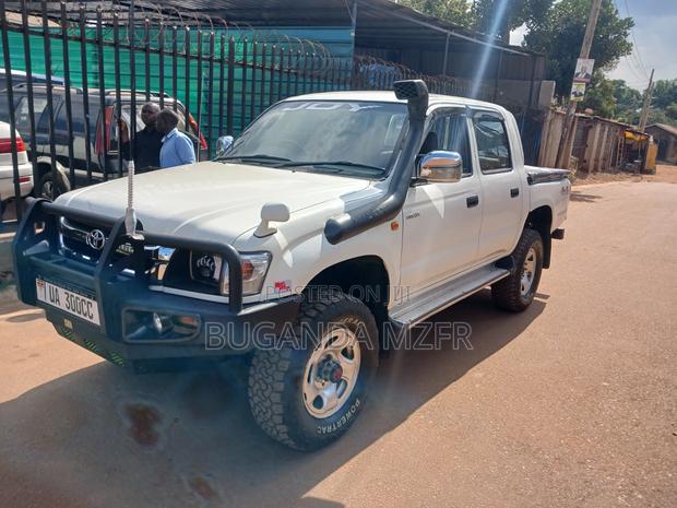 Toyota Hilux 2004 White