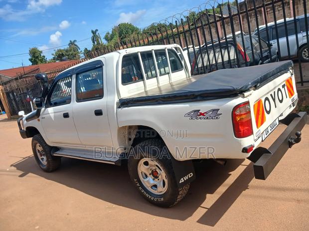 Toyota Hilux 2004 White