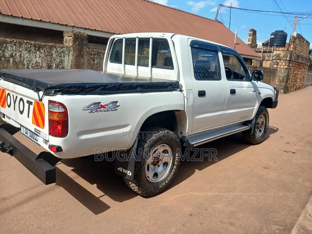 Toyota Hilux 2004 White