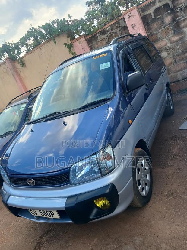 Toyota Noah 2001 Blue