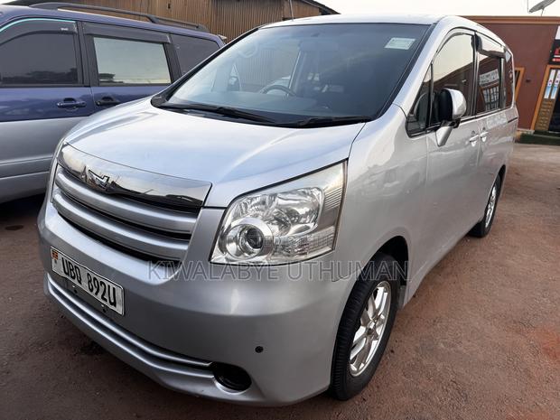 Toyota Noah 2009 Silver