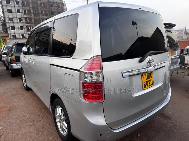 Toyota Noah 2009 Silver