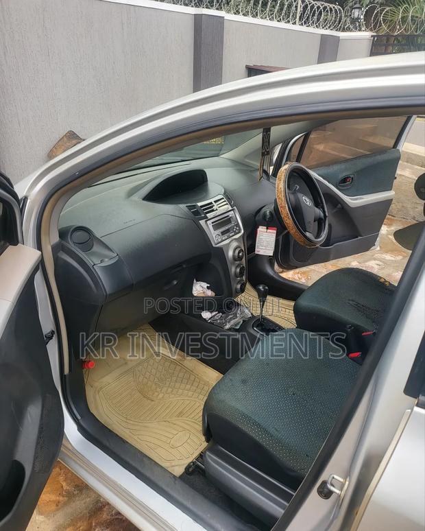 Toyota Vitz 2008 Silver