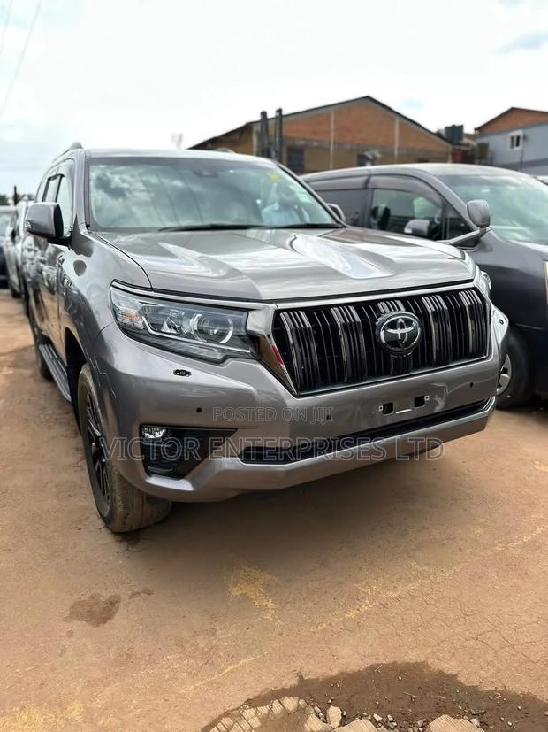 Toyota Land Cruiser Prado 2022 Gray