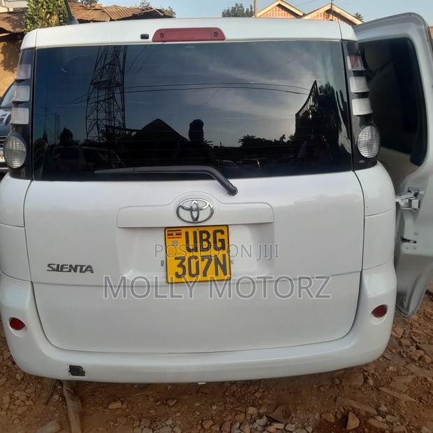 Toyota Sienta 2010 White
