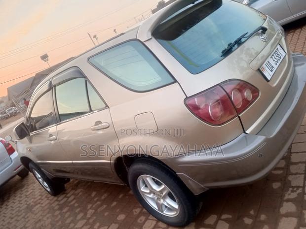 Toyota Harrier 2000 Gold