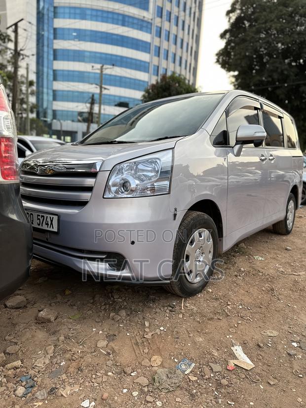 Toyota Noah 2010 Gray