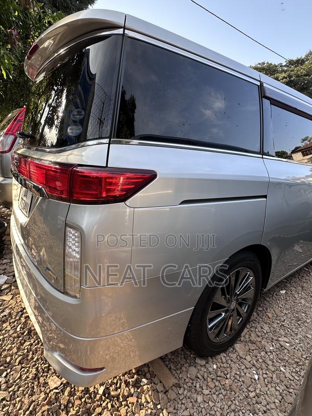 Nissan Elgrand 2011 Silver