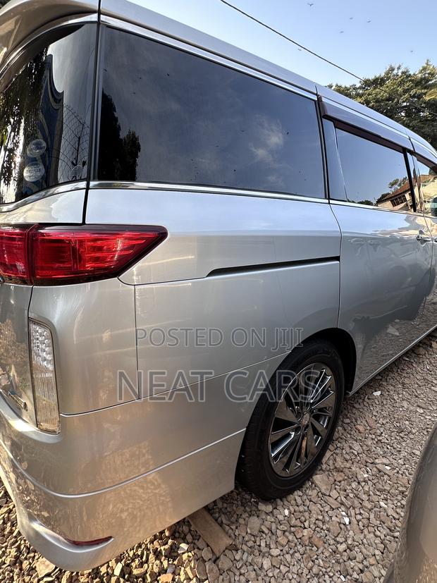 Nissan Elgrand 2011 Silver
