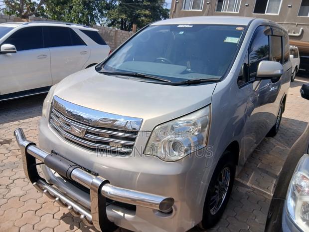 Toyota Noah 2011 Gold