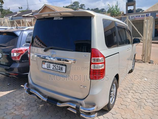 Toyota Noah 2011 Gold
