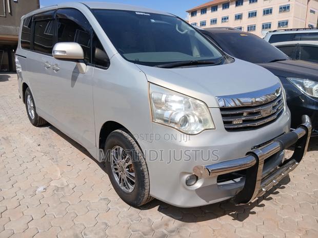 Toyota Noah 2011 Gold