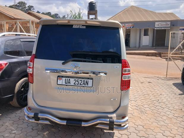 Toyota Noah 2011 Gold