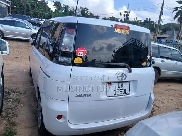 Toyota Sienta 2010 White
