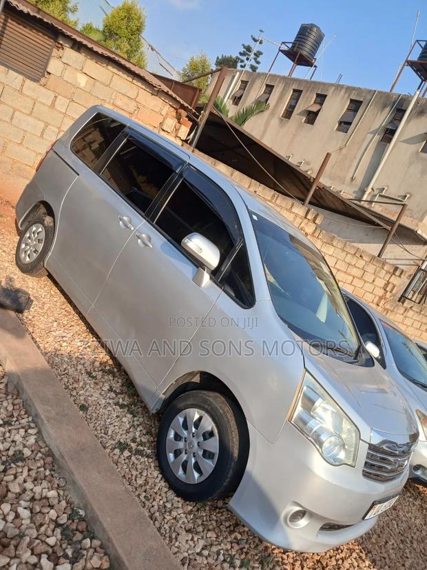 Toyota Noah 2012 Silver
