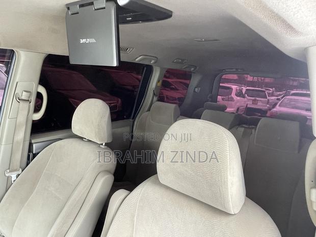 Toyota Noah 2.0 143hp AWD (8 Seater) 2011