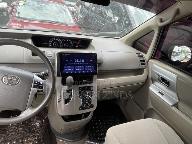 Toyota Noah 2.0 143hp AWD (8 Seater) 2011