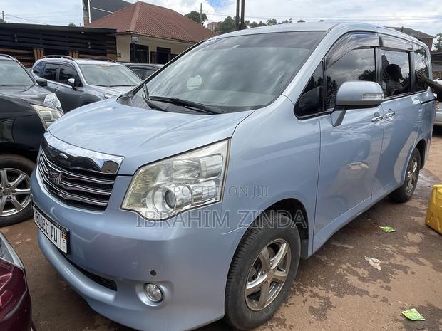 Toyota Noah 2.0 143hp AWD (8 Seater) 2011