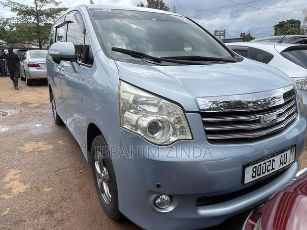 Toyota Noah 2.0 143hp AWD (8 Seater) 2011