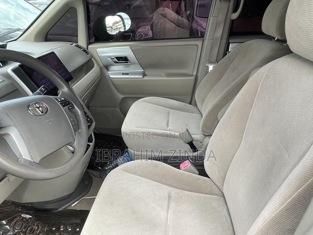 Toyota Noah 2.0 143hp AWD (8 Seater) 2011