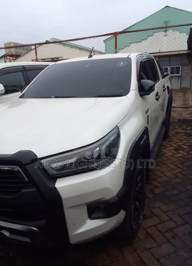 Toyota Hilux 2021 White