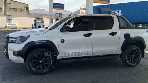 Toyota Hilux 2021 White