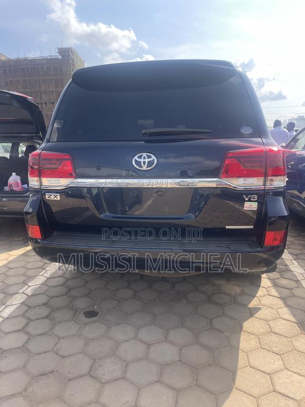 Toyota Land Cruiser 4.6 V8 ZX 2018 Blue