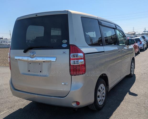Toyota Noah 2.0 143hp FWD (8 Seater) 2011 Gold