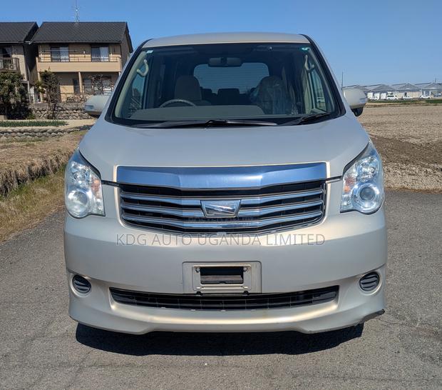 Toyota Noah 2.0 143hp FWD (8 Seater) 2011 Gold