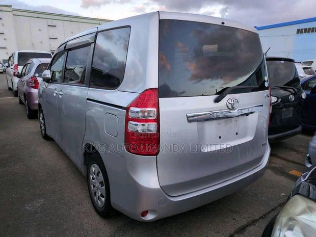 Toyota Noah 2.0 143hp YY FWD (5 Seater) 2013 Silver