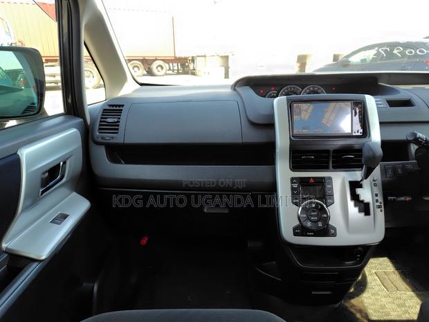 Toyota Noah 2.0 143hp FWD (7 Seater) 2011