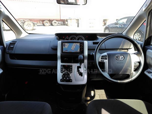 Toyota Noah 2.0 143hp FWD (7 Seater) 2011