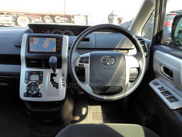 Toyota Noah 2.0 143hp FWD (7 Seater) 2011