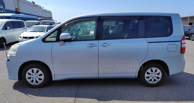 Toyota Noah 2.0 143hp FWD (8 Seater) 2012 Blue