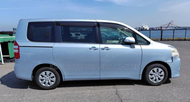Toyota Noah 2.0 143hp FWD (8 Seater) 2012 Blue