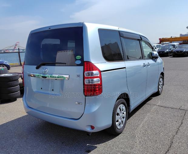 Toyota Noah 2.0 143hp FWD (8 Seater) 2012 Blue
