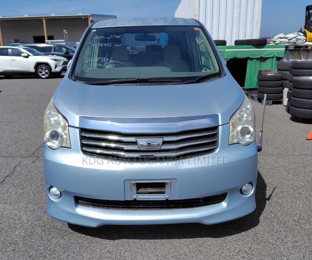 Toyota Noah 2.0 143hp FWD (8 Seater) 2012 Blue