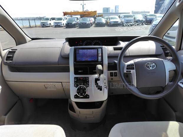 Toyota Noah 2.0 143hp FWD (8 Seater) 2012 Blue